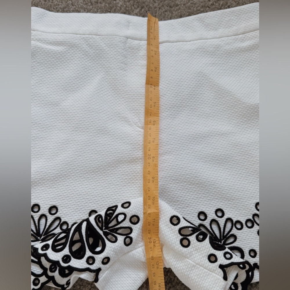 Emilio Pucci Shorts In White/Black - Picture 13 of 13